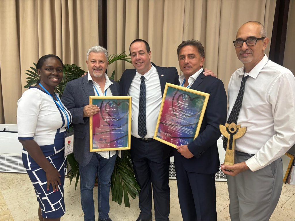 Goran Pulježević prima nagradu na FITSaludCuba2025 u Havani